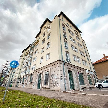 Studio Steps From Nivy & Main Bus Station Bratislava Luaran gambar