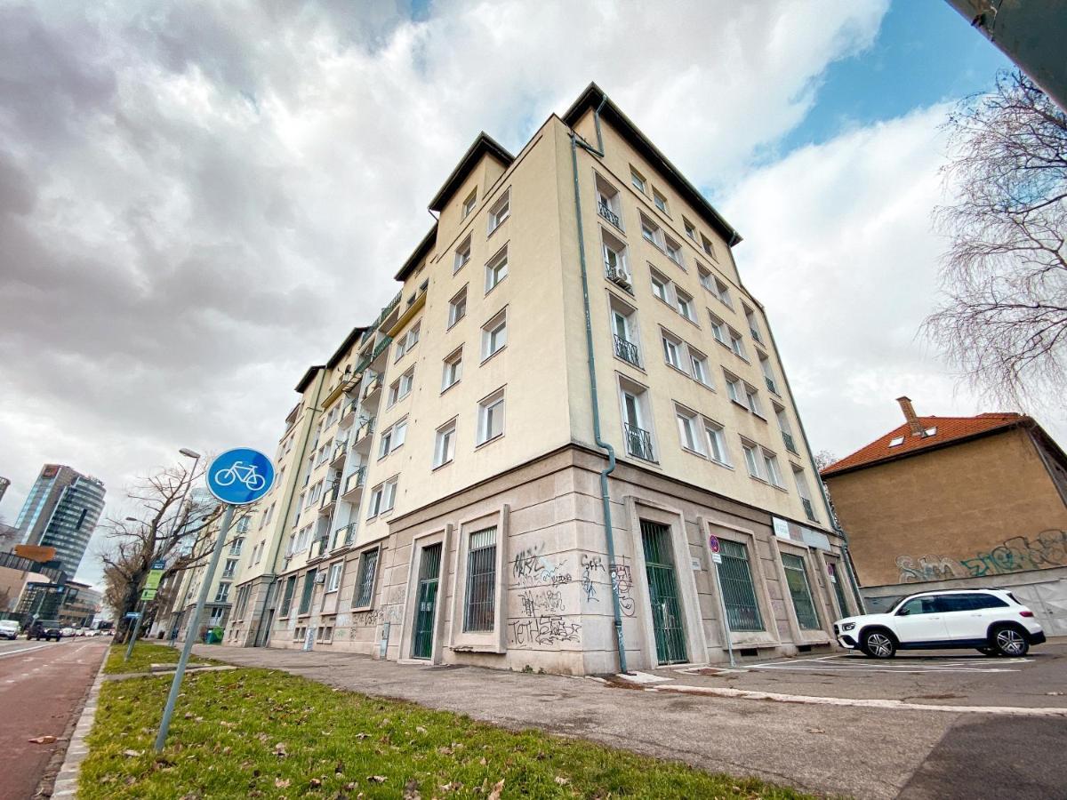 Studio Steps From Nivy & Main Bus Station Bratislava Luaran gambar